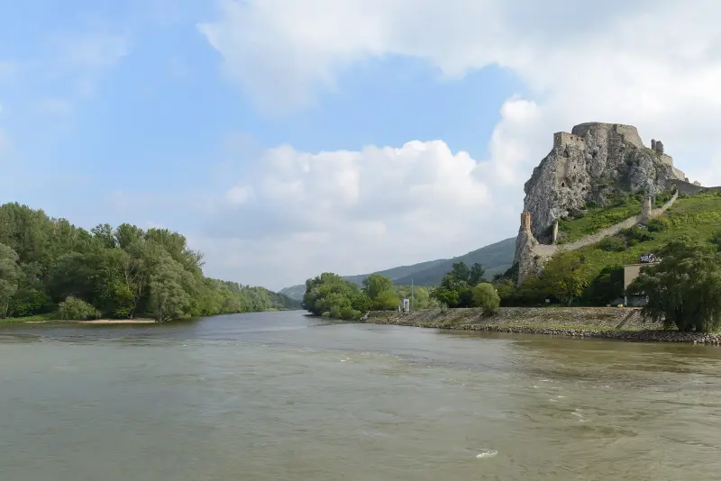 Burg Devín am Zusammenfluss von March und Donau